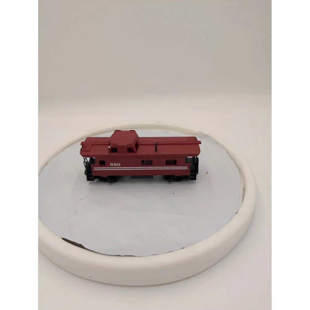 Tyco HO Scale Caboose 689 Red Off-Center Cupola Model Train Boxcar Rolling Stock